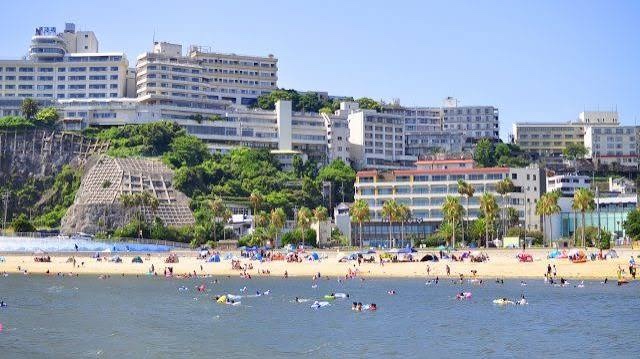 蒲郡市の海水浴場と海沿いに並ぶ建物