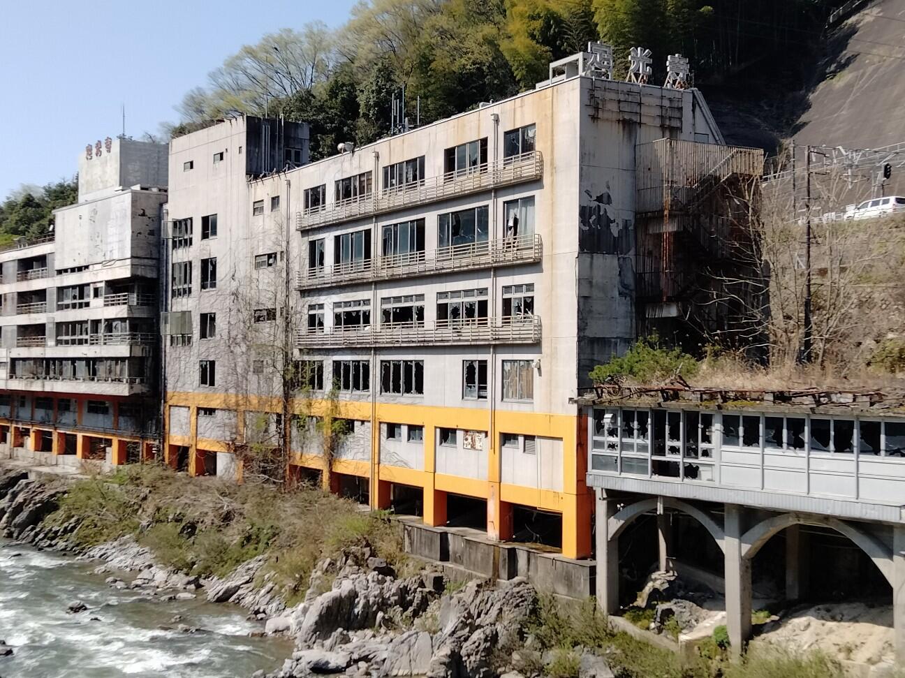 春日井市周辺の建物と川沿い
