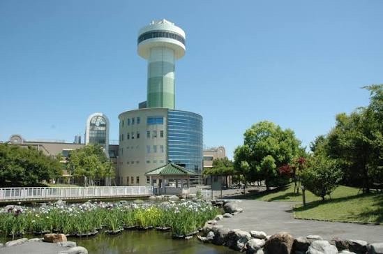 池と花壇のある庭園から見た展望タワー