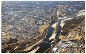 川と橋、周辺に広がる街並みの航空写真