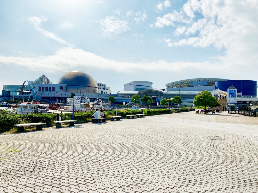 名古屋港水族館とガーデンふ頭の街並み
