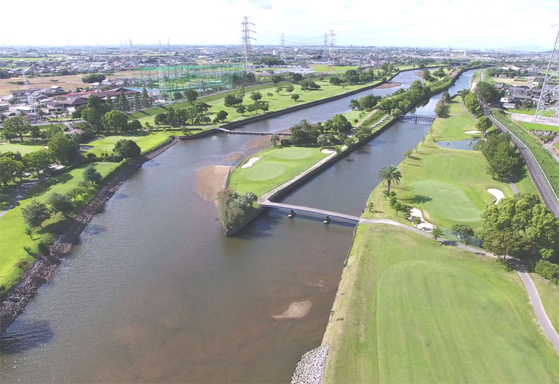 西尾市内を流れる河川と周辺の緑地