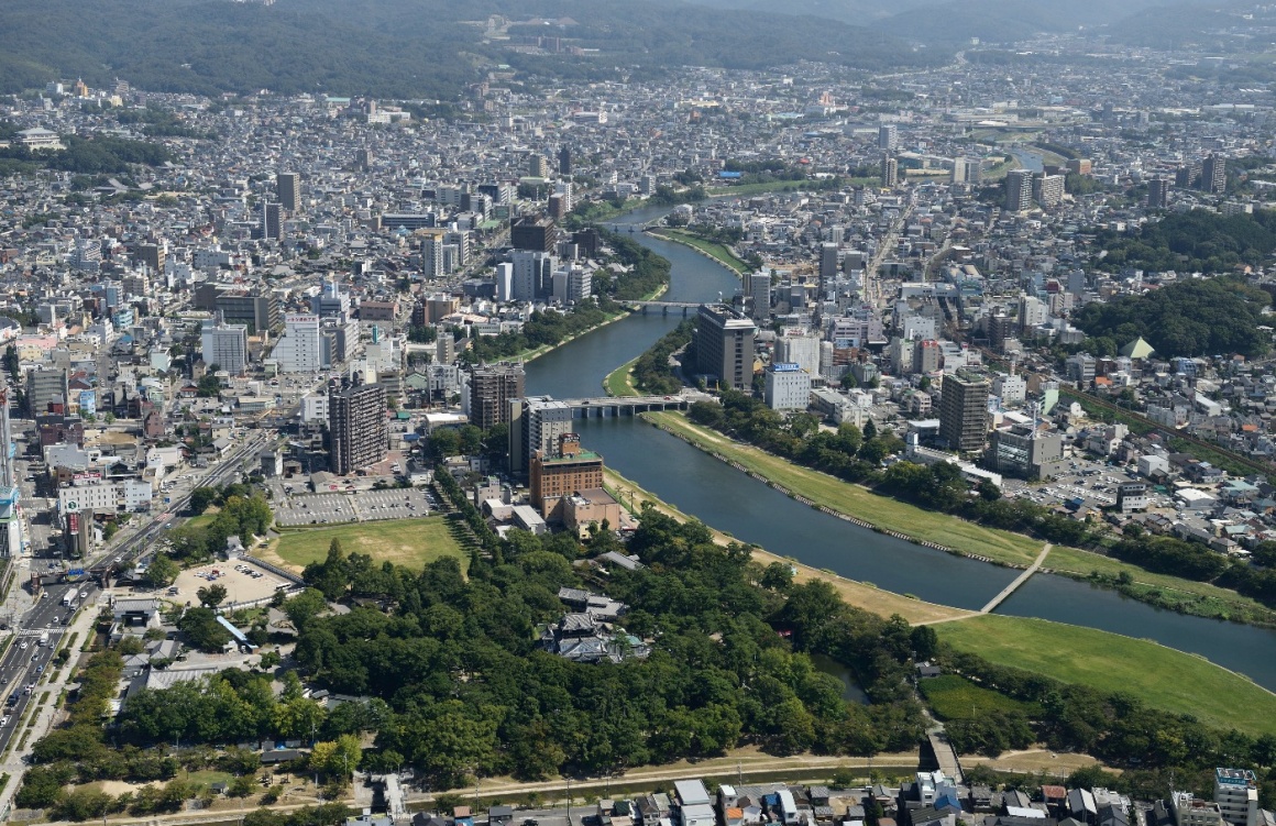 岡崎市の市街地と河川周辺の眺望