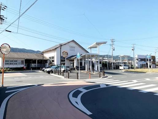 駅舎とロータリー、周囲の街並み