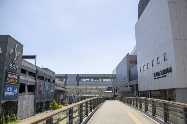 東海市芸術劇場と商業施設の間をつなぐ歩行者デッキ