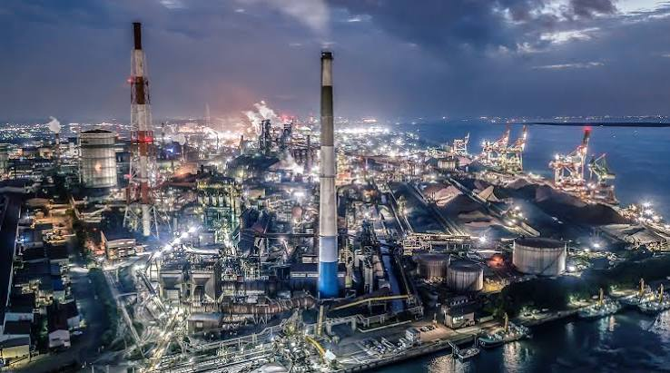 海沿いに広がる工場群と煙突の夜景