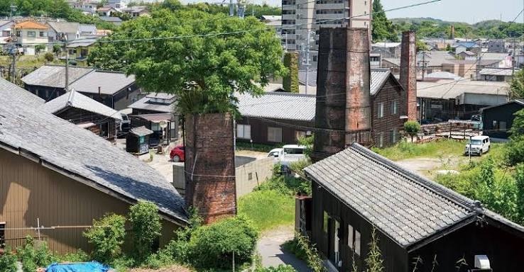 レンガの煙突と瓦屋根が残る常滑市の街並み