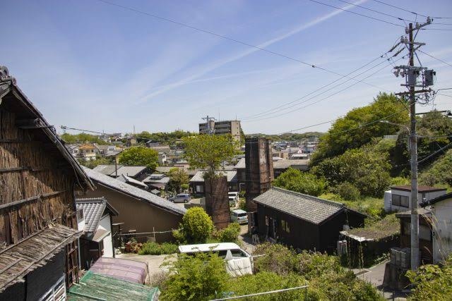 高低差のある常滑市の街並みと瓦屋根、レンガの煙突