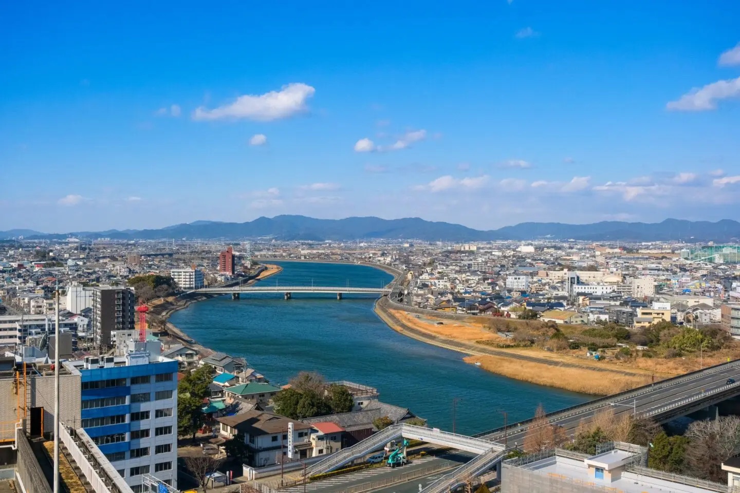 豊川と市街地を望む豊川市の景観