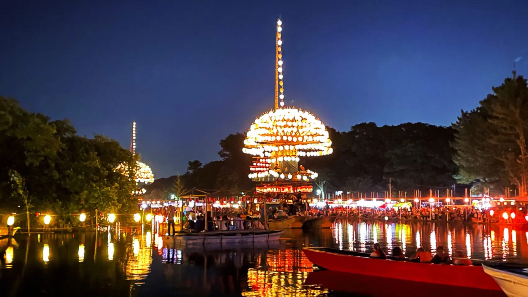 尾張津島天王祭の提灯が水面に映る夜景